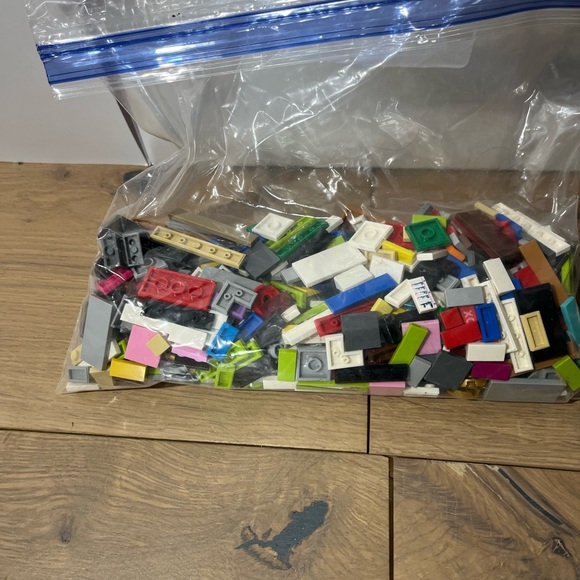 Bulk Assorted Lego Pieces 4.14 Lbs. - Picture 7 of 8